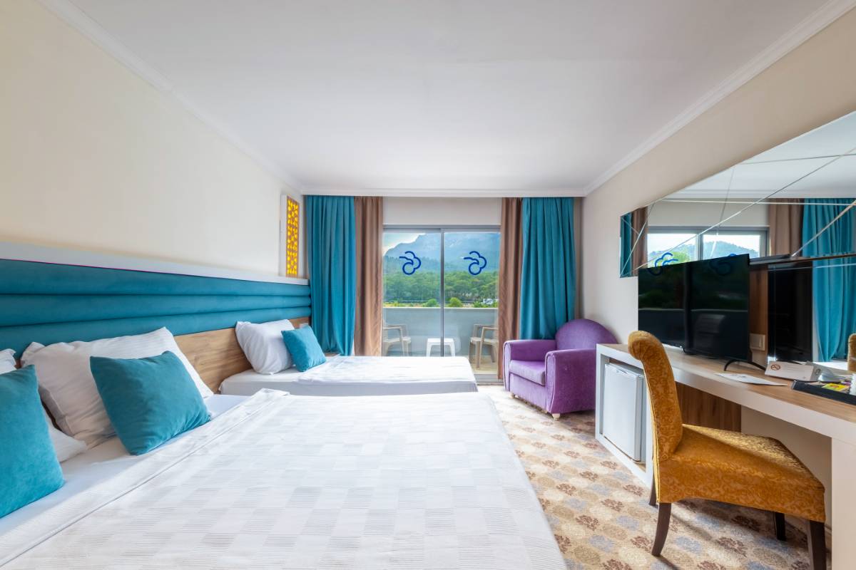 Havuz Manzaralı Superior Oda